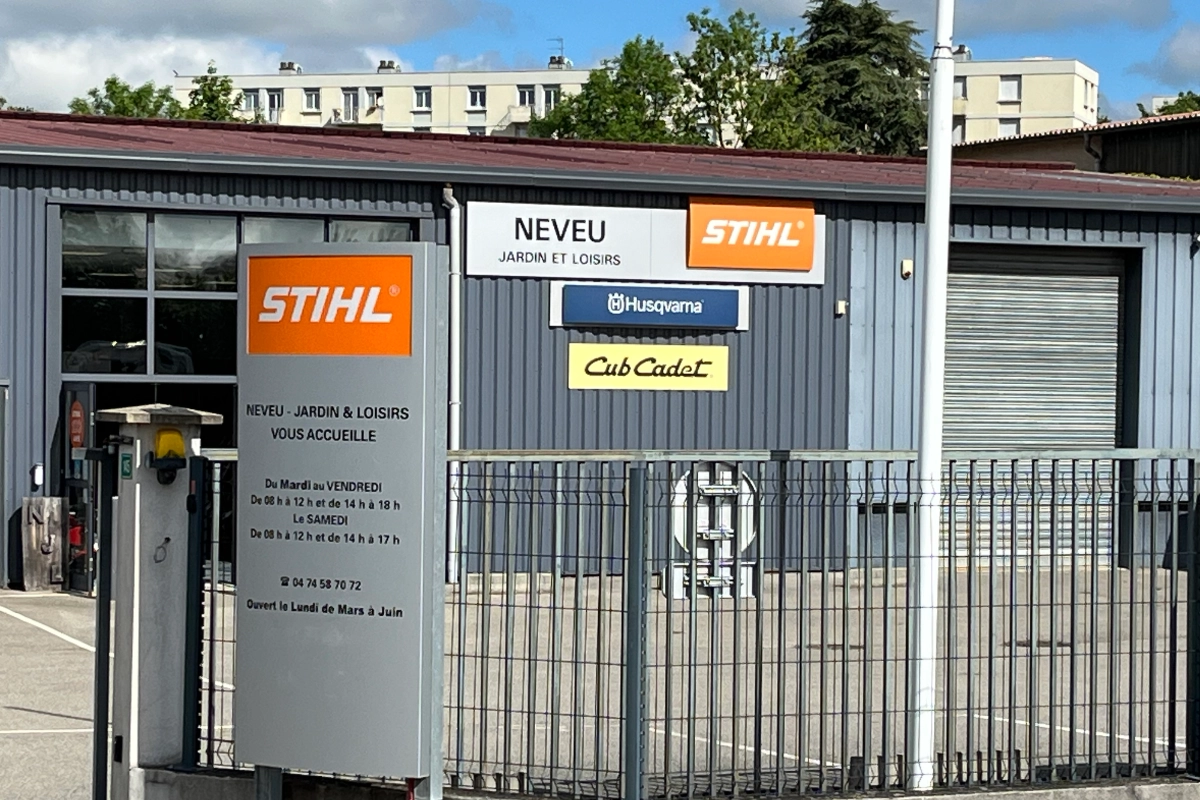 devanture magasin et parking neveu jardin & loisirs motoculture